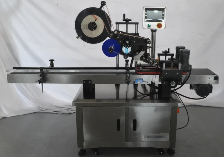 Top and Bottom Labeling Machine applying labels on food trays