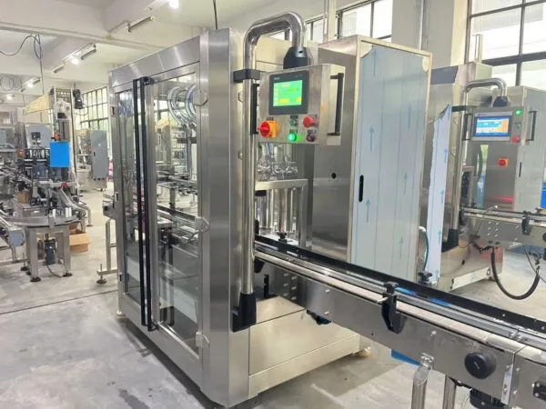 Fully enclosed bottle filling machine for hygienic processing