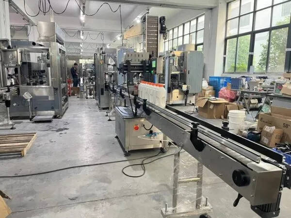 Automatic bottling production line with conveyor system