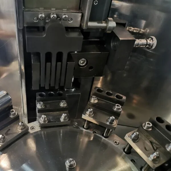 Rotary filling machine interior with precision mechanical components