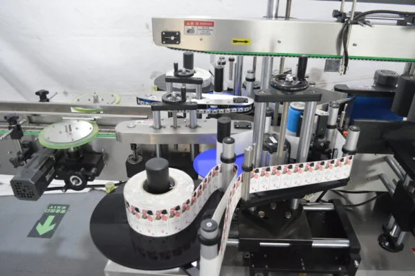 Rotary labeling machine applying labels to bottles