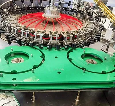 Rotary bottle filling machine with green star wheel in operation