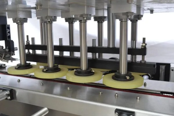 Rotary filling machine heads aligned for container filling