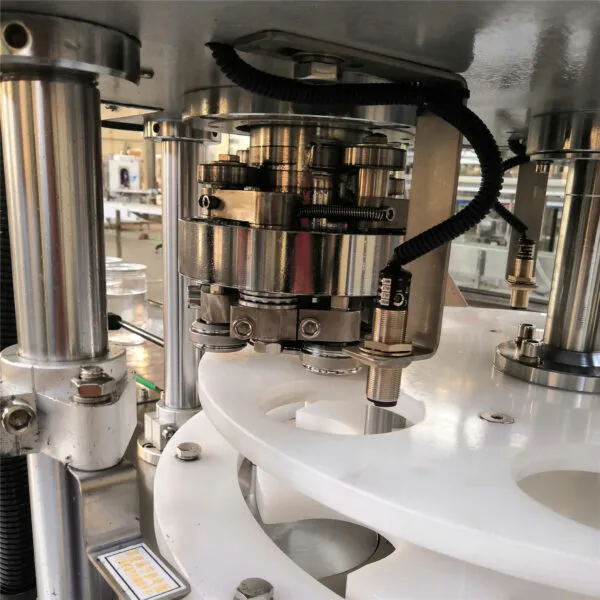 Compact automatic filling and capping machine