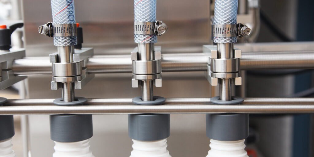 Automatic liquid filling machine nozzles filling containers