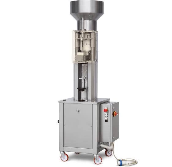 Automatic cap feeding and capping machine for continuous bottle packaging