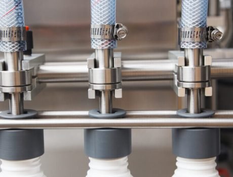 Automatic liquid filling machine nozzles filling containers