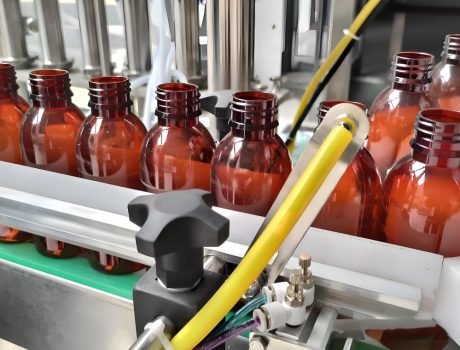 Rotary filling table positioning bottles for precise filling