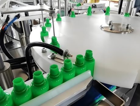 Automatic bottle filling machine handling plastic containers