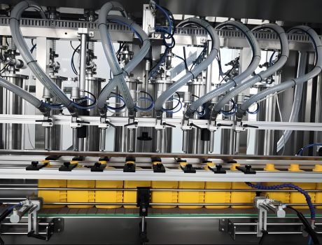 Multi-head liquid filling machine dispensing product into bottles