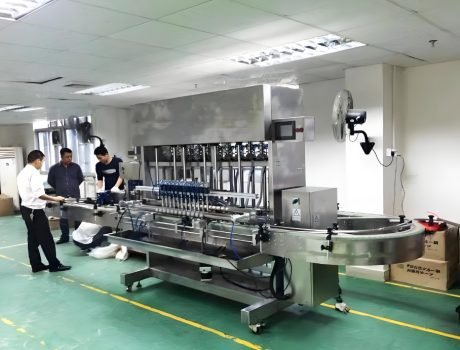 Automatic liquid filling and capping line with stainless steel equipment