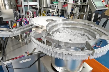 Circular accumulation table guiding bottles through production