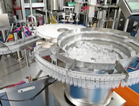 Circular accumulation table guiding bottles through production