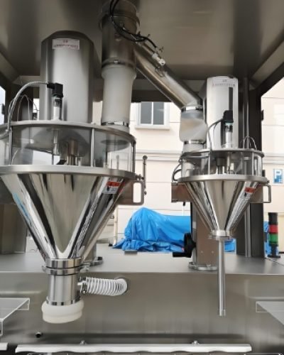 Powder filled containers moving on conveyor belt