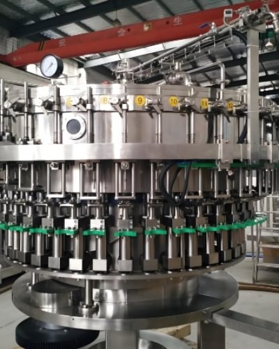 High-capacity rotary filler filling beverage bottles