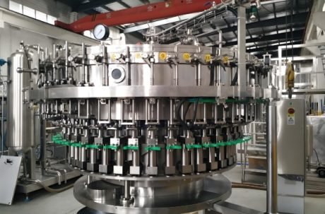 High-capacity rotary filler filling beverage bottles