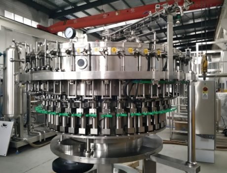 High-capacity rotary filler filling beverage bottles