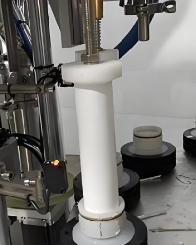 Filling and sealing of cosmetic tubes in an automated production line.