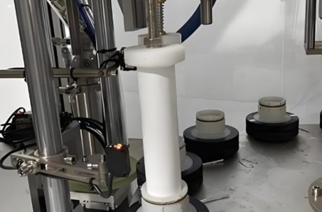 Filling and sealing of cosmetic tubes in an automated production line.