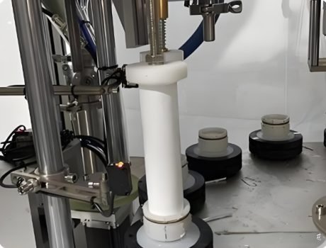 Filling and sealing of cosmetic tubes in an automated production line.