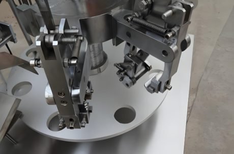 Rotary cosmetic filling station with multiple filling heads