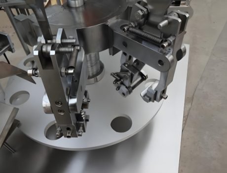 Rotary cosmetic filling station with multiple filling heads