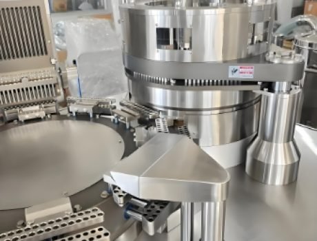 Capsule filling system with rotating drum for precise capsule production.