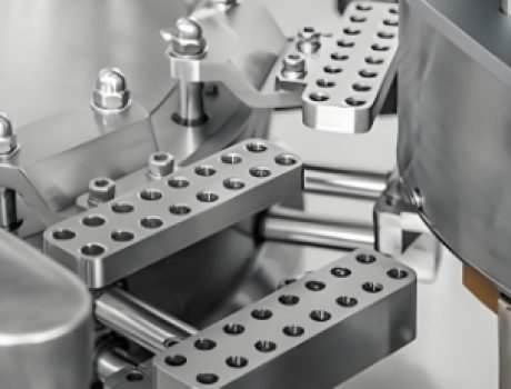 Automated capsule sorting and filling system for efficient pharmaceutical production.
