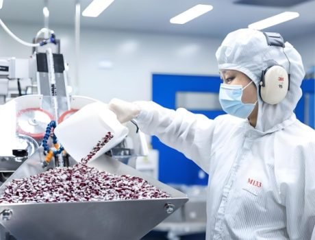 Packaging system for capsules with automated sorting and filling.