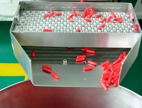 Pharmaceutical product sorting machine for sorting capsules