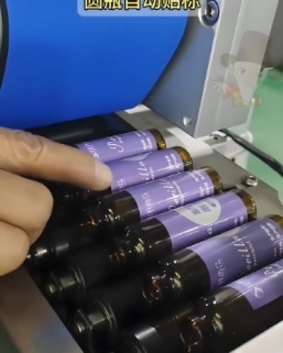 Automated labeling machine applying labels to containers on a conveyor belt