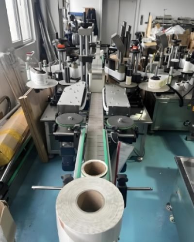 Automated labeling machine for applying labels to containers, part of a complete packaging solution.