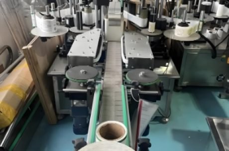 Automated labeling machine for applying labels to containers, part of a complete packaging solution.