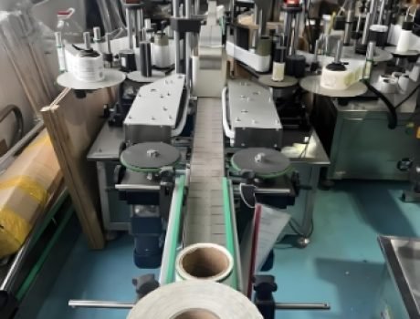 Automated labeling machine for applying labels to containers, part of a complete packaging solution.